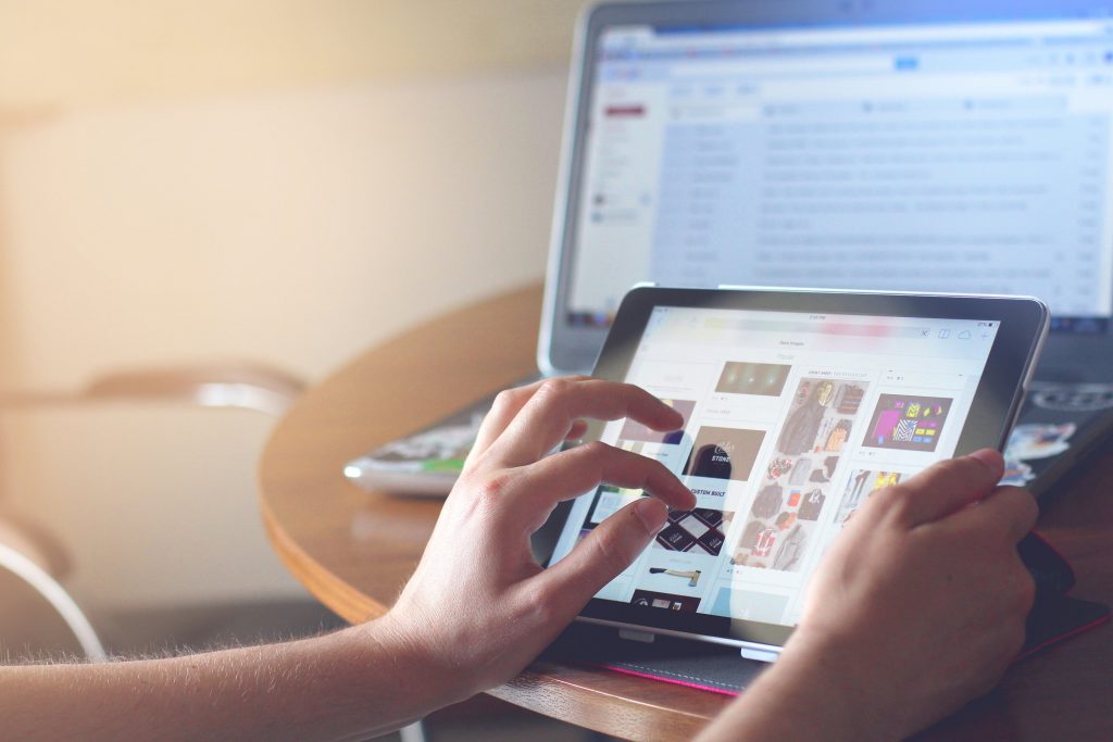 utilisation d'une tablette et d'un ordinateur